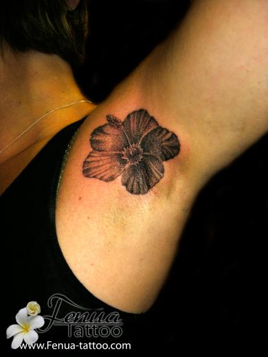 3b°) tatouage d'hibiscus en point